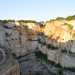 Sembra di essere davanti a un piccolo canyon, le cui rocce calcaree vengono accarezzate dalle ombre della sera e creano un affascinante effetto scenico